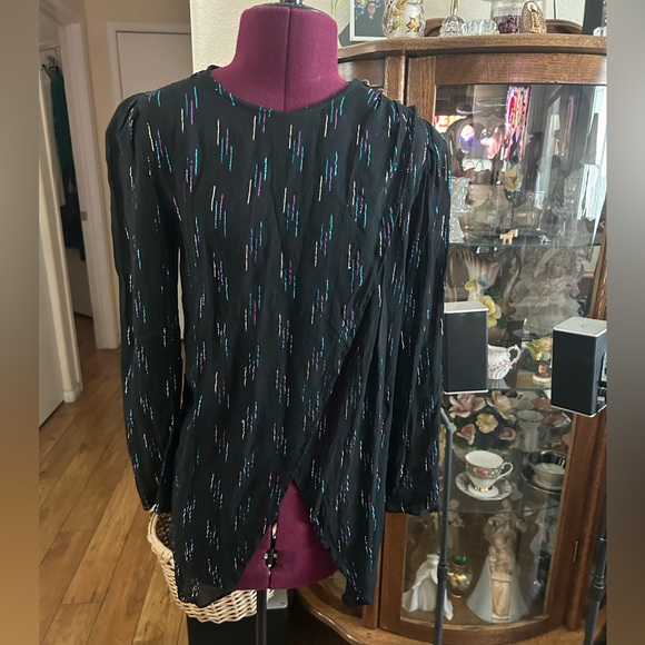 Lizzy & Johnny By Lucero Shear Top. Long Sleeves. - Picture 2 of 4